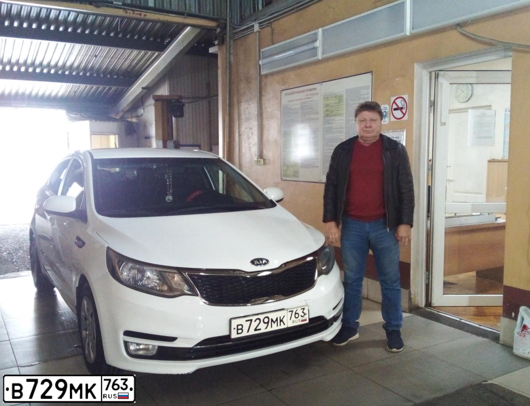 Фото автомобиля KIA RIO, 2016 — госномер В729МК763. Цвет: БЕЛЫЙ
