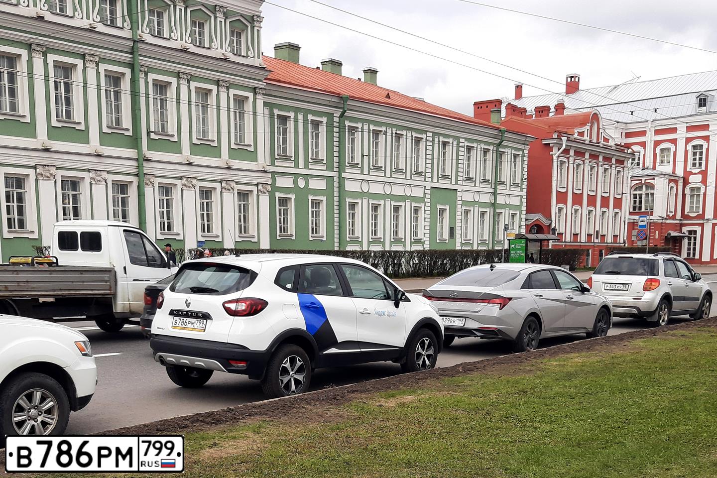 Фото автомобиля RENAULT KAPTUR, 2019 — госномер В786РМ799. Цвет: Белый