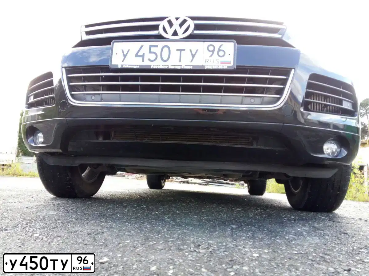 Фото автомобиля VOLKSWAGEN TOUAREG, 2012 — госномер У450ТУ96. Цвет: ЧЕРНЫЙ