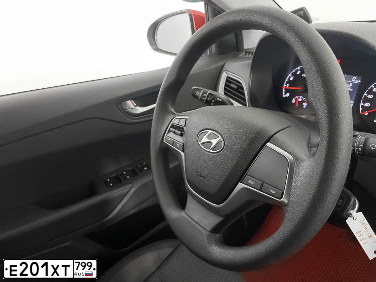 Фото автомобиля HYUNDAI SOLARIS, 2021 — госномер О879РР790. Цвет: Красный