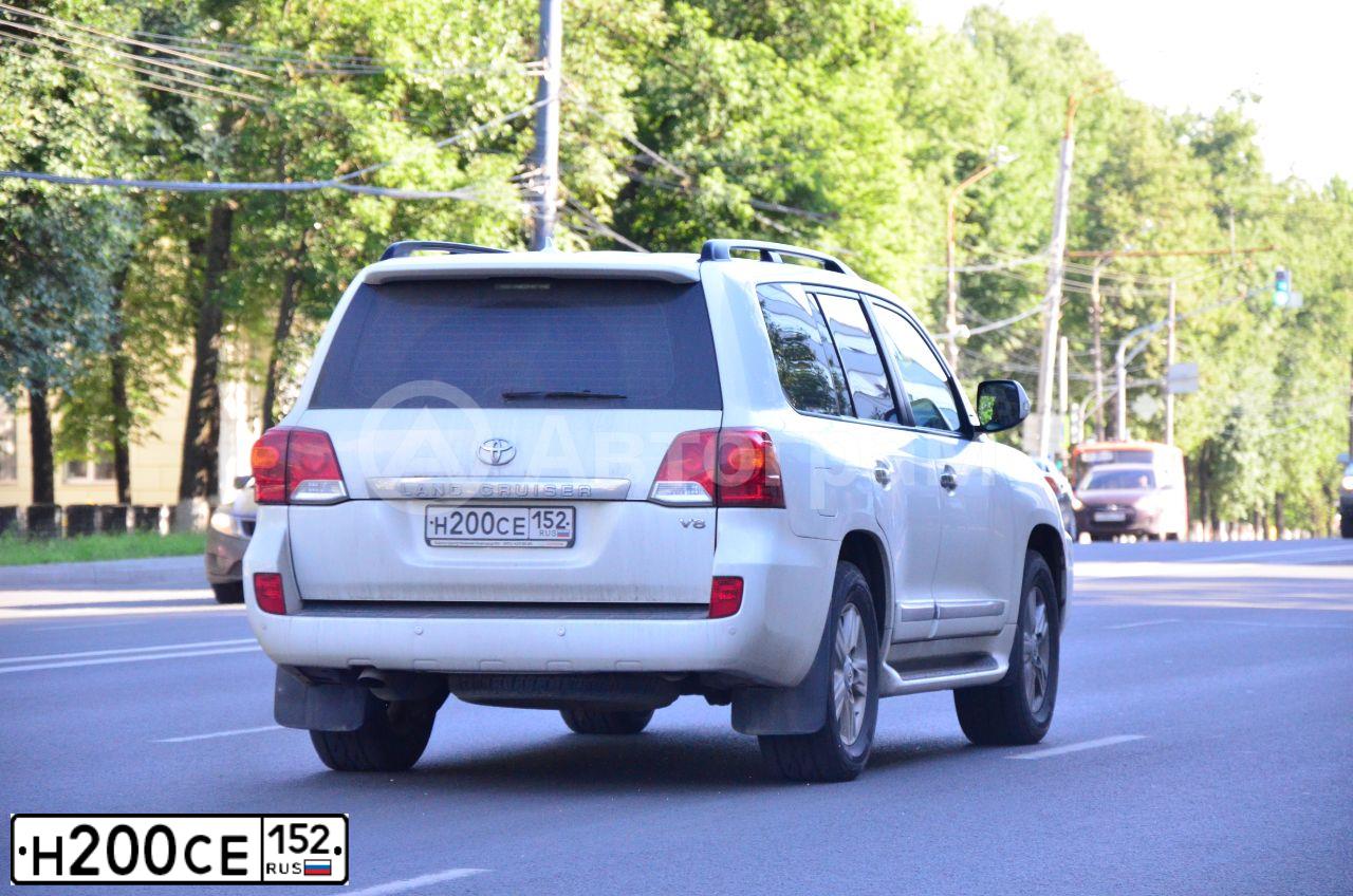 Фото автомобиля TOYOTA LANDCRUISER 200, 2014 — госномер Н200СЕ152. Цвет: БЕЛЫЙ