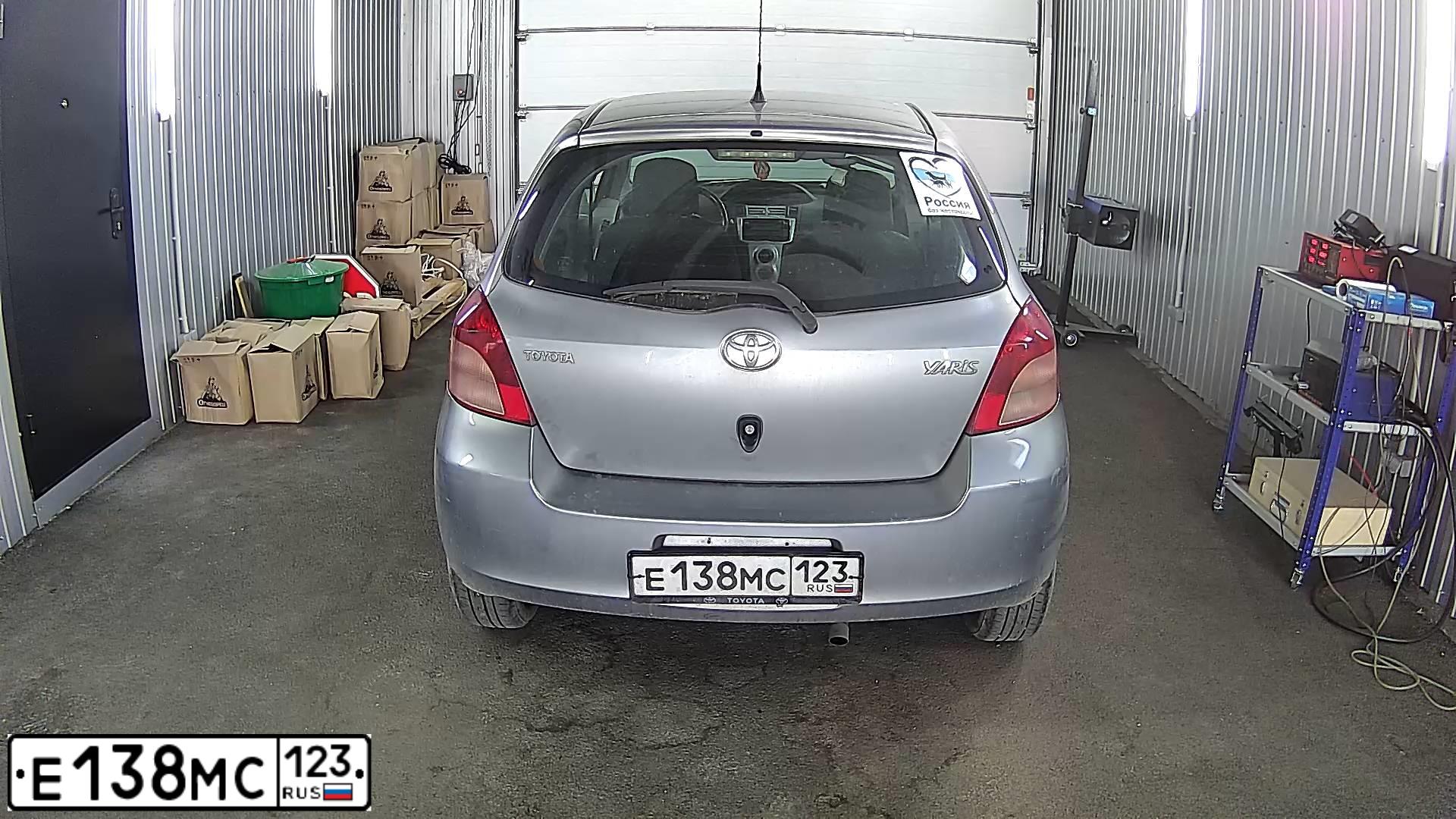 Фото автомобиля TOYOTA YARIS, 2008 — госномер Е138МС123. Цвет: СЕРЫЙ