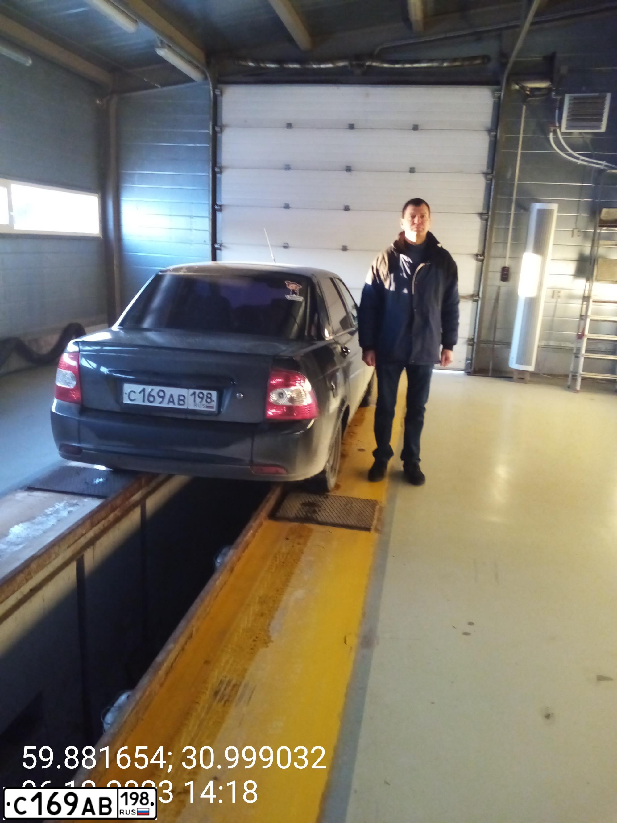 Фото автомобиля LADA 2170 PRIORA, 2012 — госномер Р353РН198. Цвет: ЧЕРНО-СИНИЙ