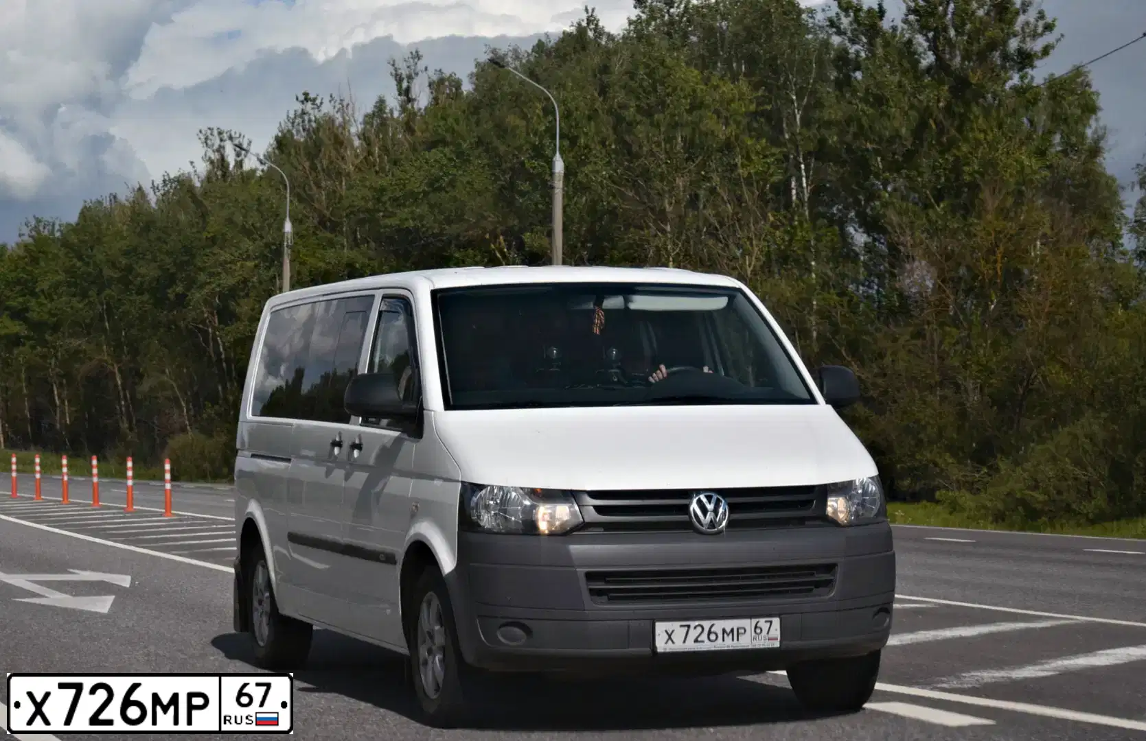 Фото автомобиля VOLKSWAGEN TRANSPORTER, 2012 — госномер Х726МР67. Цвет: БЕЛЫЙ