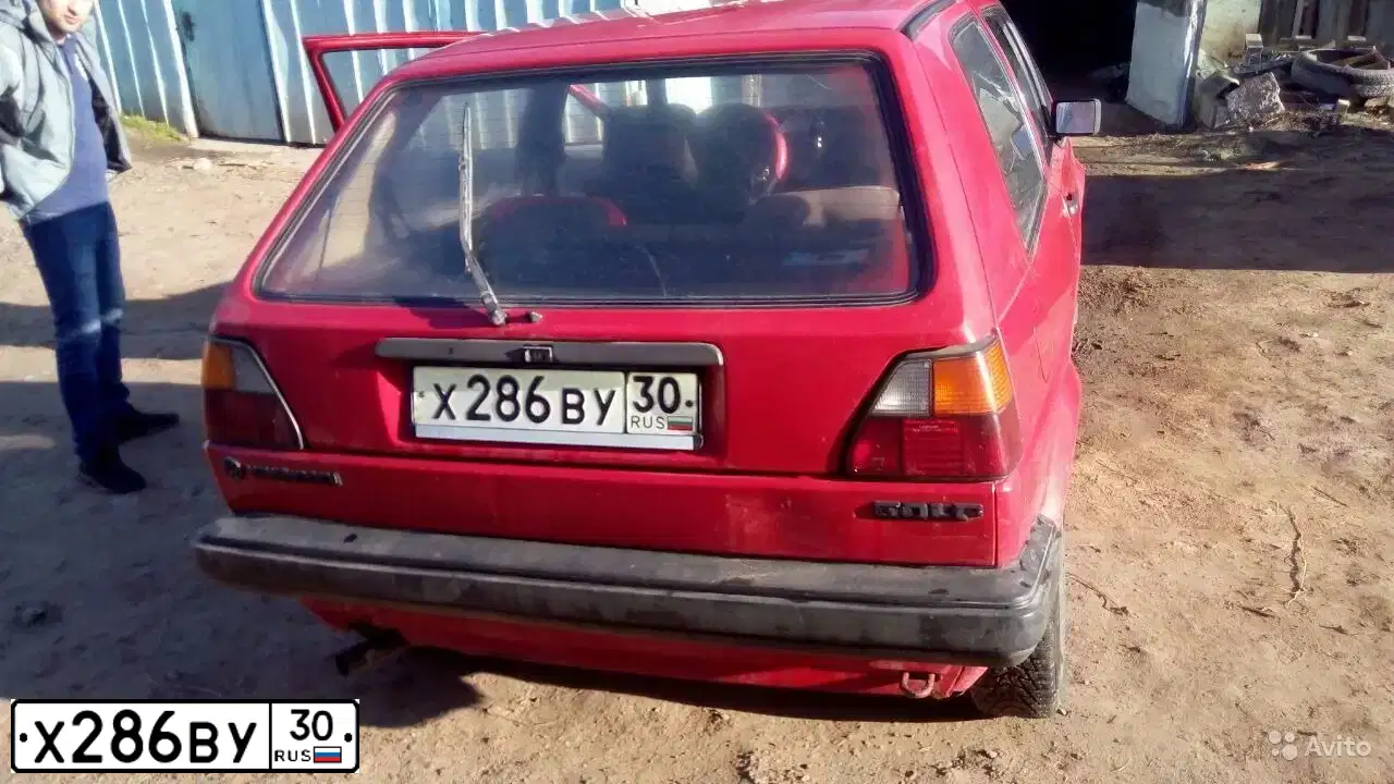 Фото автомобиля VOLKSWAGEN GOLF, 1986 — госномер Х286ВУ30. Цвет: Красный