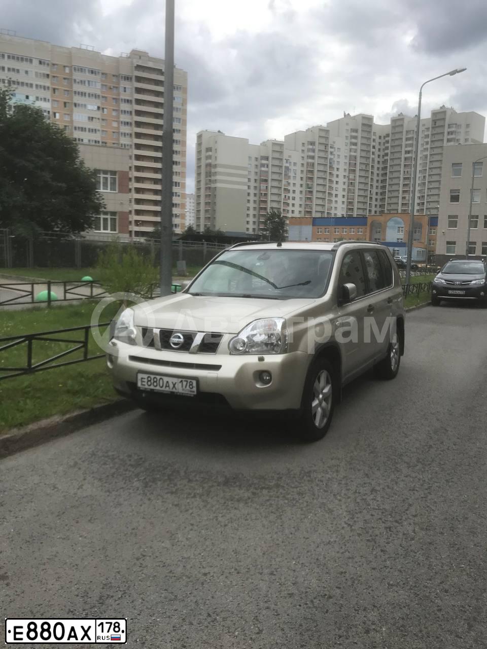 Фото автомобиля NISSAN X-TRAIL, 2010 — госномер Е880АХ178. Цвет: ЗОЛОТИСТЫЙ