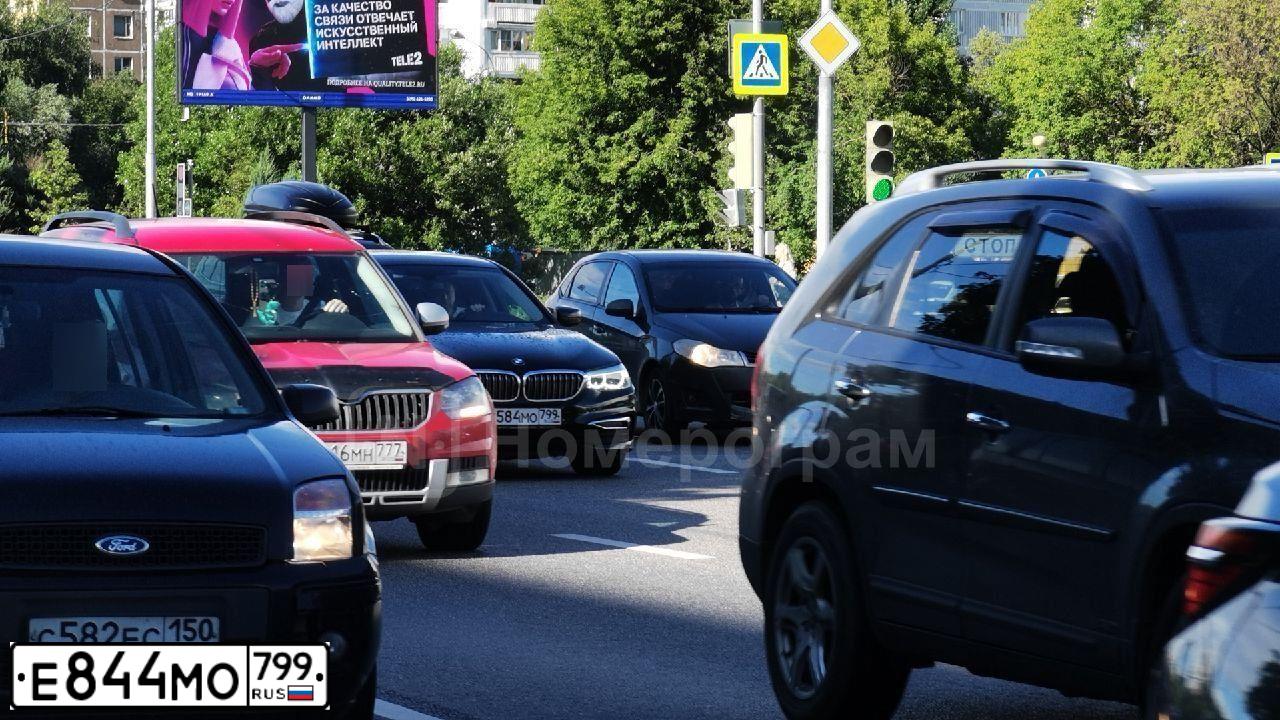 Фото автомобиля MITSUBISHI OUTLANDER, 2018 — госномер Е844МО799. Цвет: ЧЕРНЫЙ