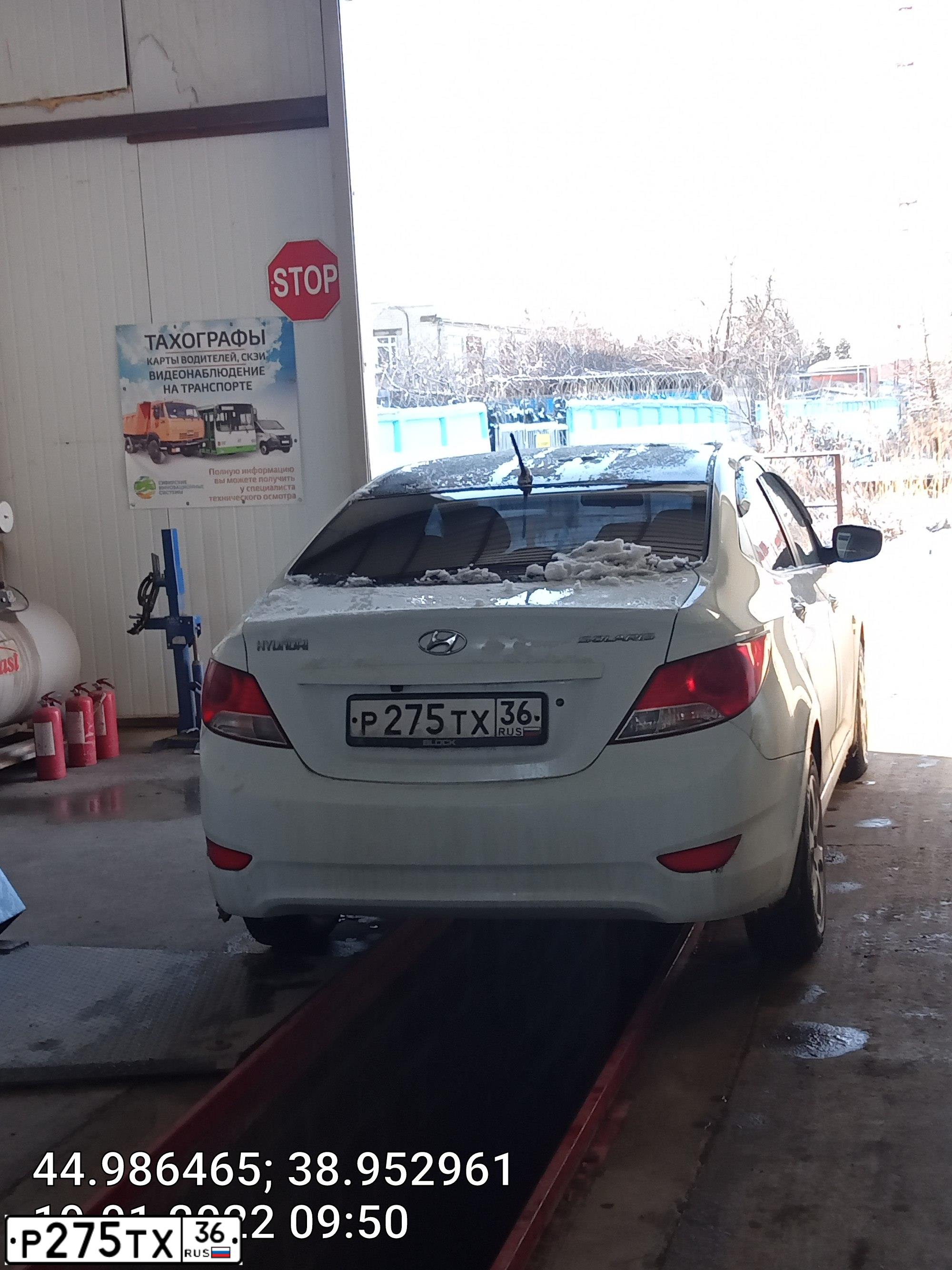 Фото автомобиля HYUNDAI SOLARIS, 2011 — госномер О338МР01. Цвет: Белый