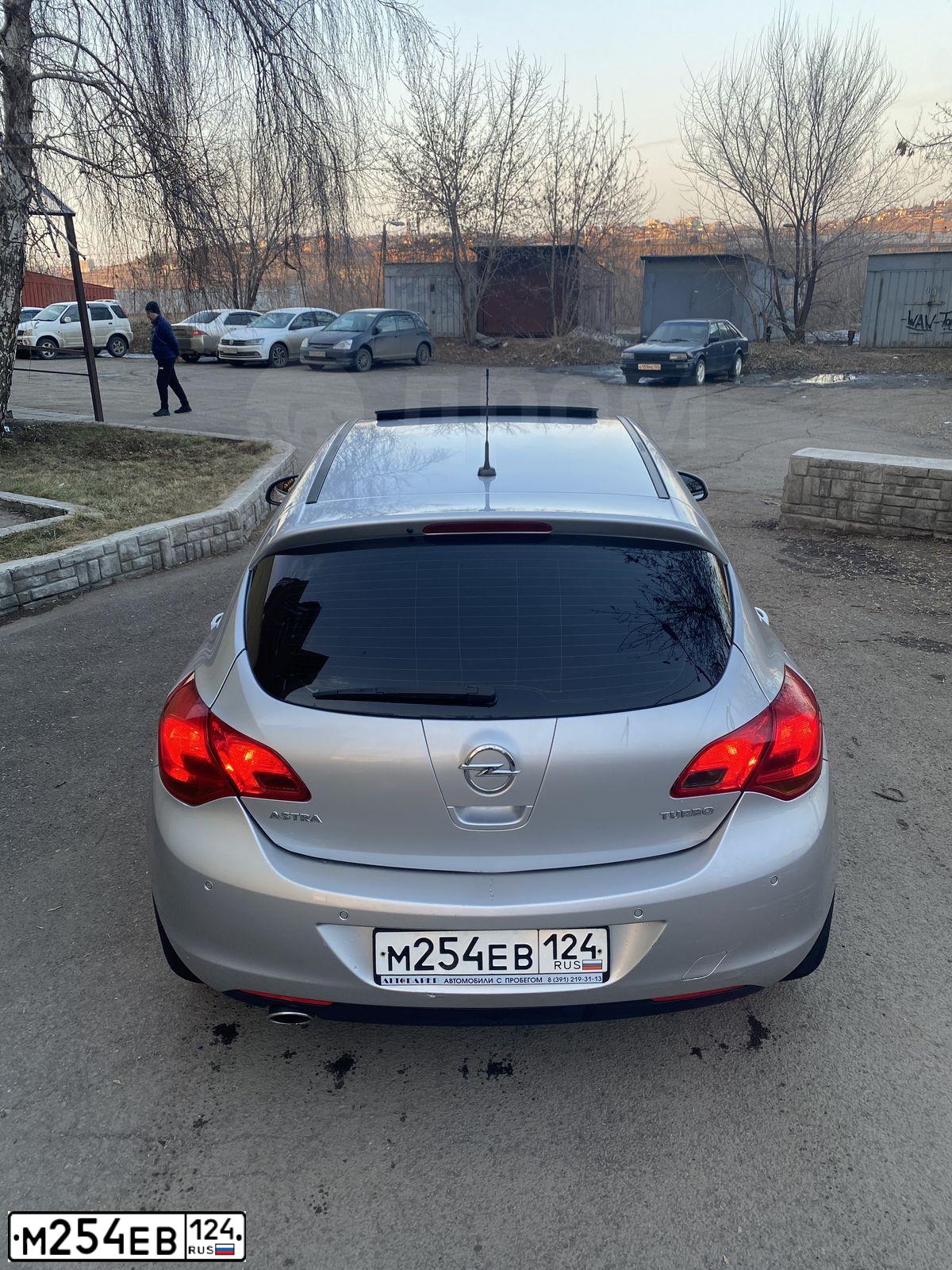 Фото автомобиля OPEL ASTRA, 2011 — госномер С829РР124. Цвет: СЕРЕБРИСТЫЙ
