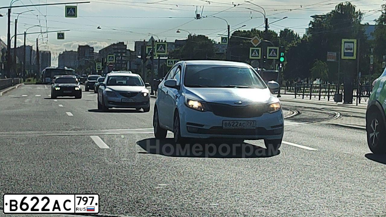 Фото автомобиля KIA RIO, 2015 — госномер В622АС797. Цвет: БЕЛЫЙ