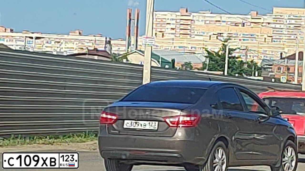Фото автомобиля AUDI Q5, 2019 — госномер М546КН716. Цвет: Красный