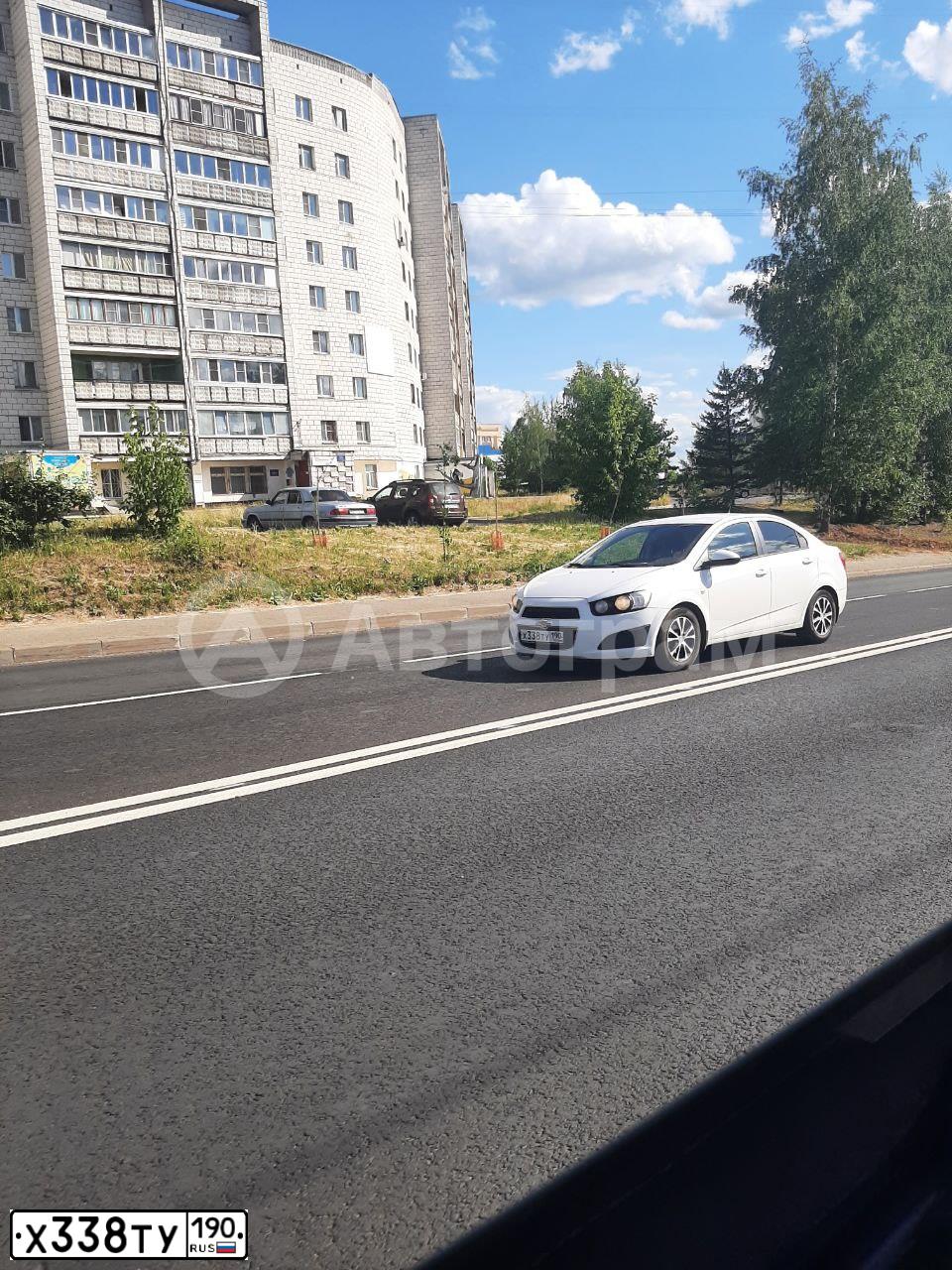 Фото автомобиля CHEVROLET AVEO, 2012 — госномер Х338ТУ190. Цвет: Белый