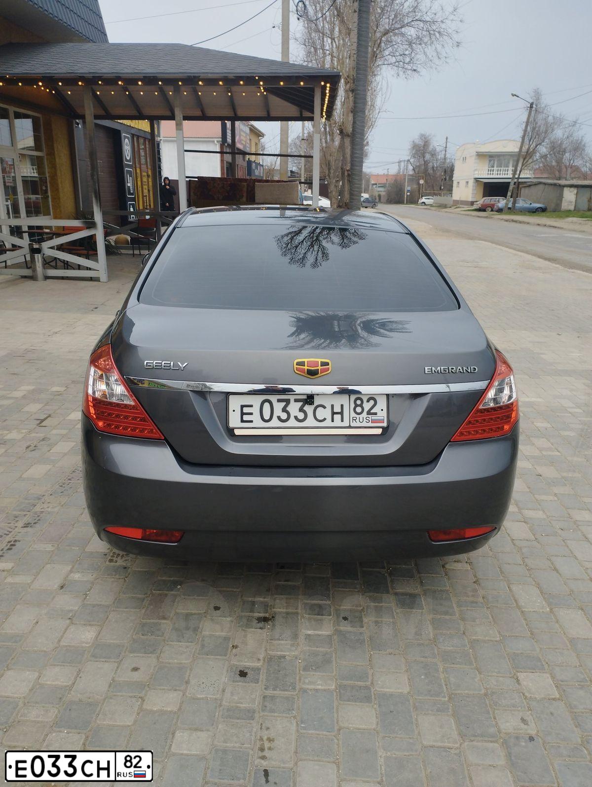 Фото автомобиля GEELY EMGRAND, 2013 — госномер Е033СН82. Цвет: СТАЛЬНОЙ (СЕРЫЙ)