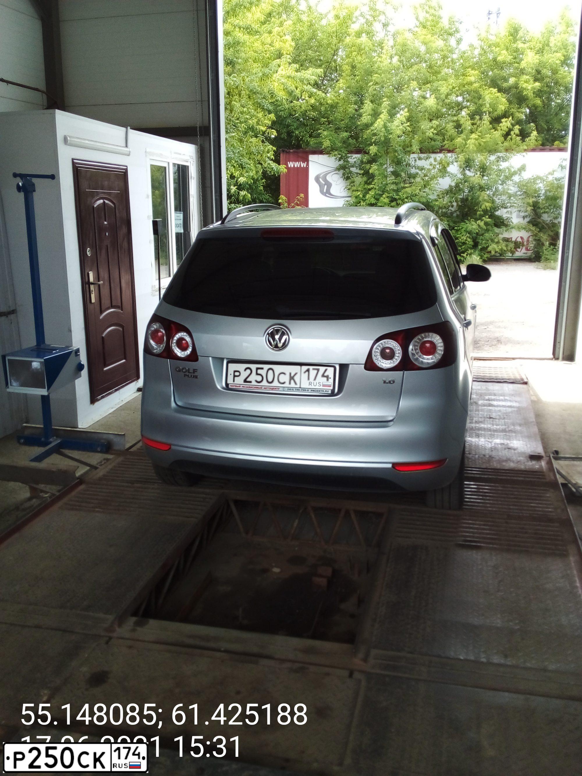 Фото автомобиля VOLKSWAGEN GOLF, 2012 — госномер Р250СК174. Цвет: Серебристый
