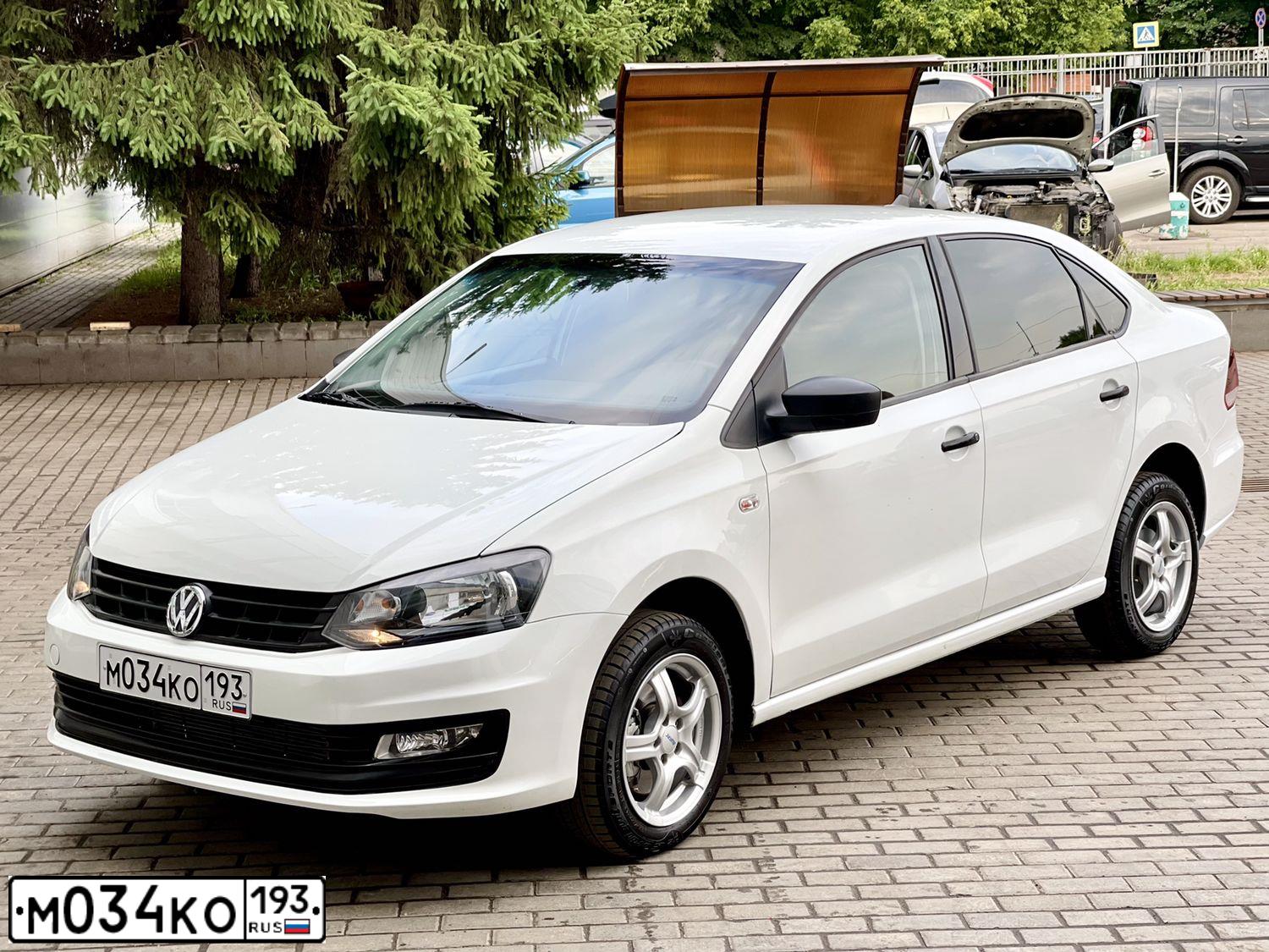 Фото автомобиля VOLKSWAGEN POLO, 2019 — госномер Т151УУ123. Цвет: Белый