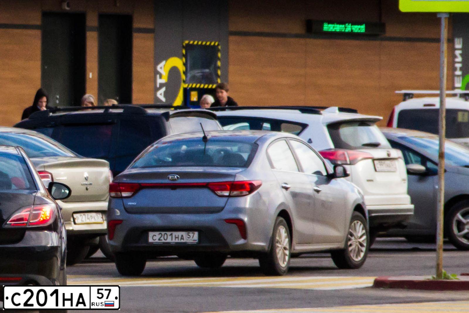 Фото автомобиля KIA RIO, 2018 — госномер С201НА57. Цвет: СЕРЫЙ