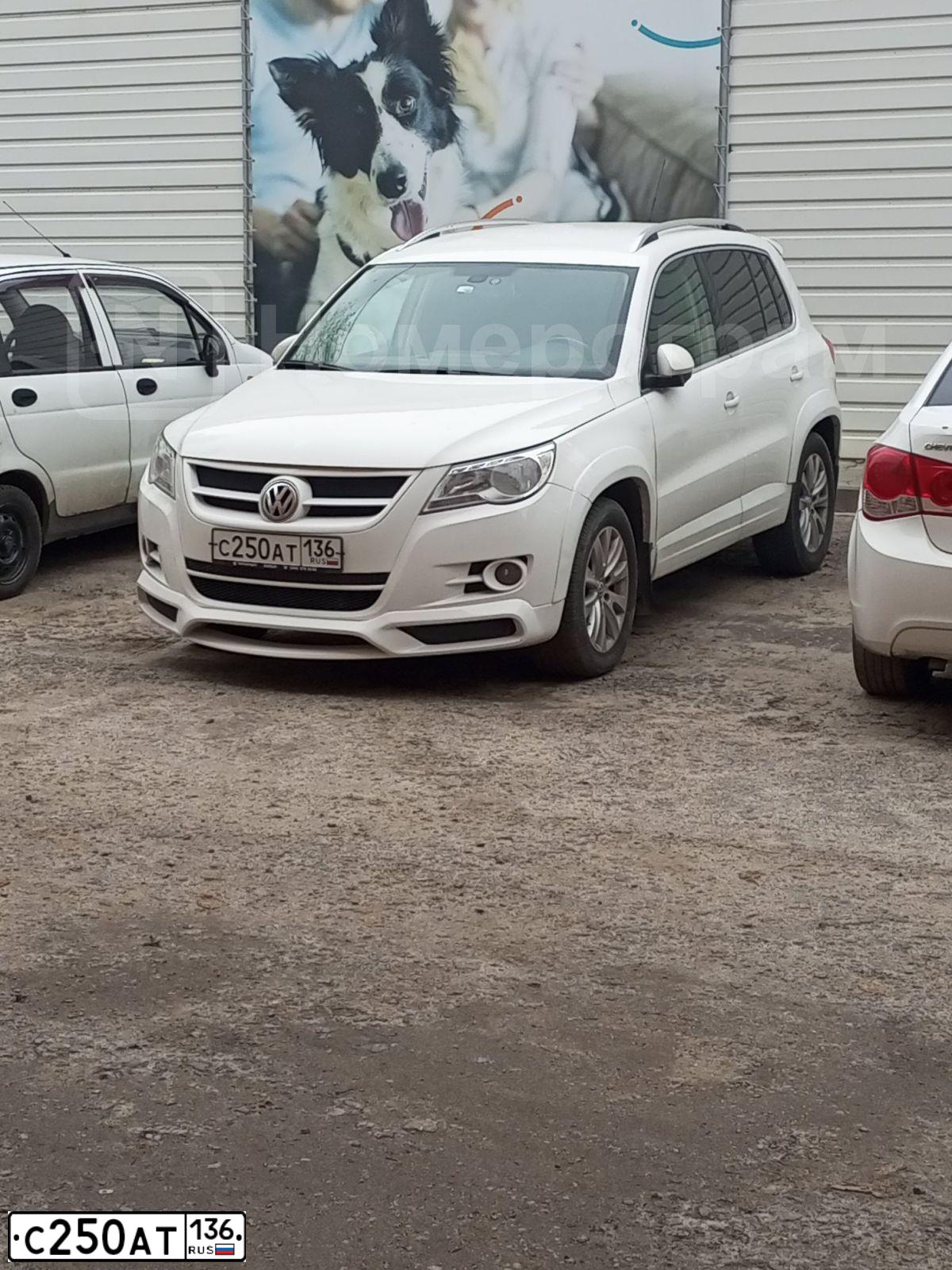 Фото автомобиля VOLKSWAGEN TIGUAN, 2010 — госномер С250АТ136. Цвет: Белый