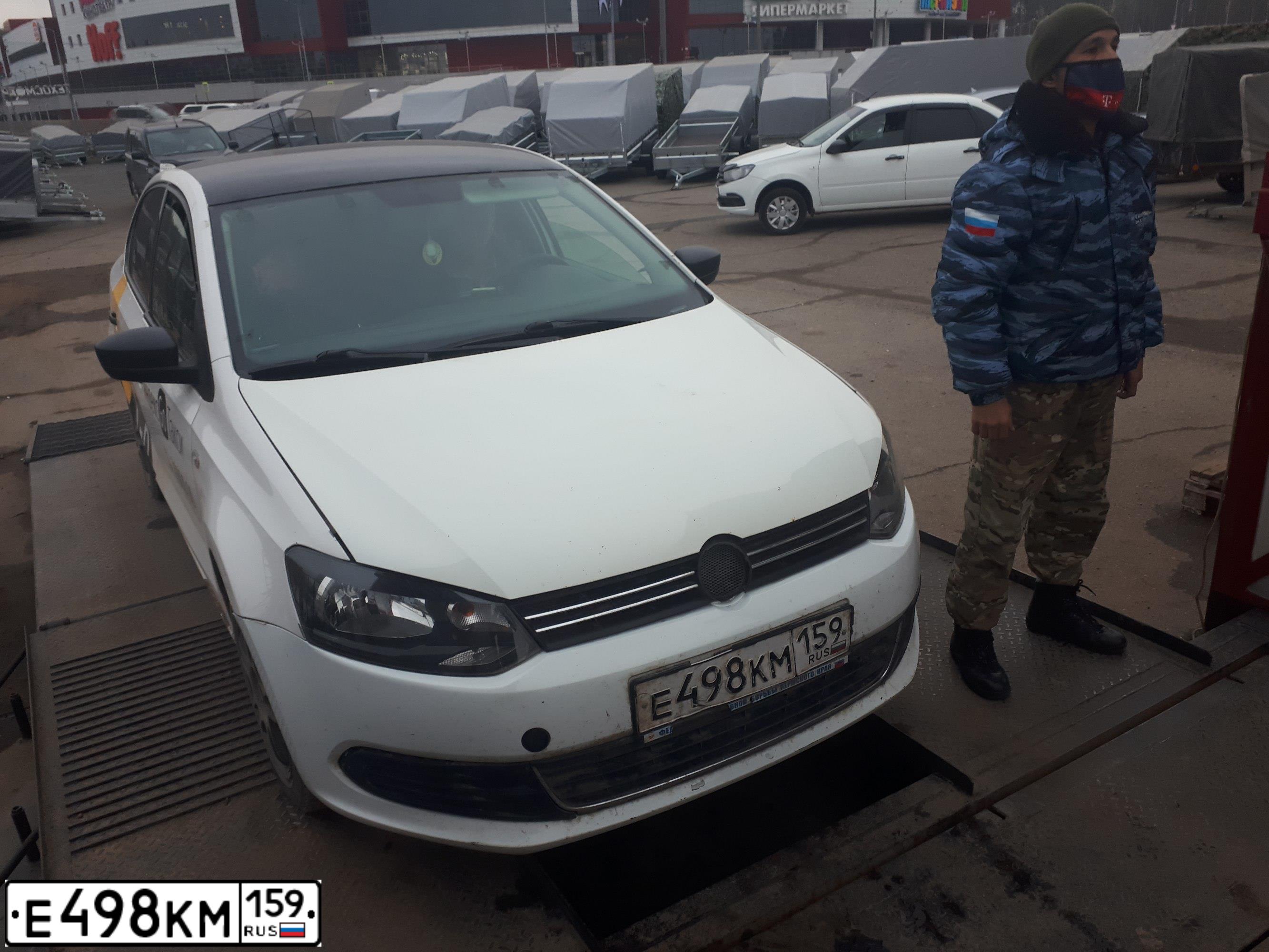 Фото автомобиля VOLKSWAGEN POLO, 2013 — госномер Е498КМ159. Цвет: Белый