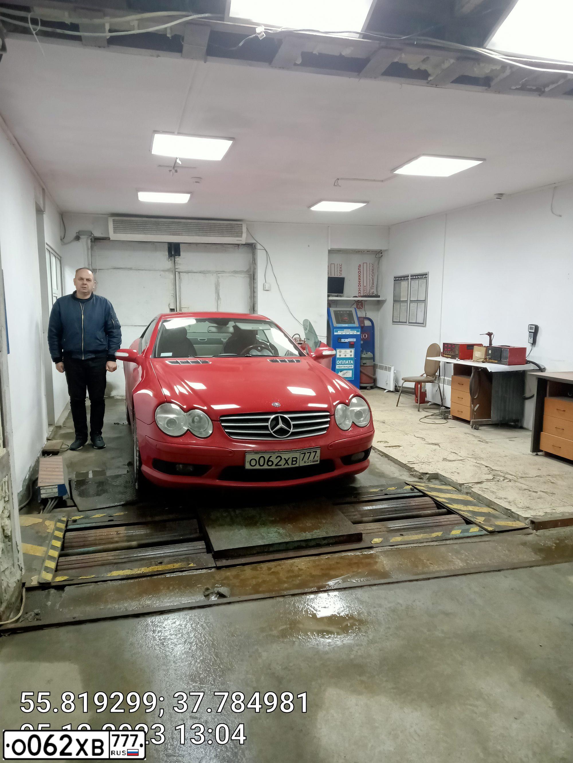 Фото автомобиля MERCEDES SL-KLASSE, 2005 — госномер О062ХВ777. Цвет: КРАСНЫЙ