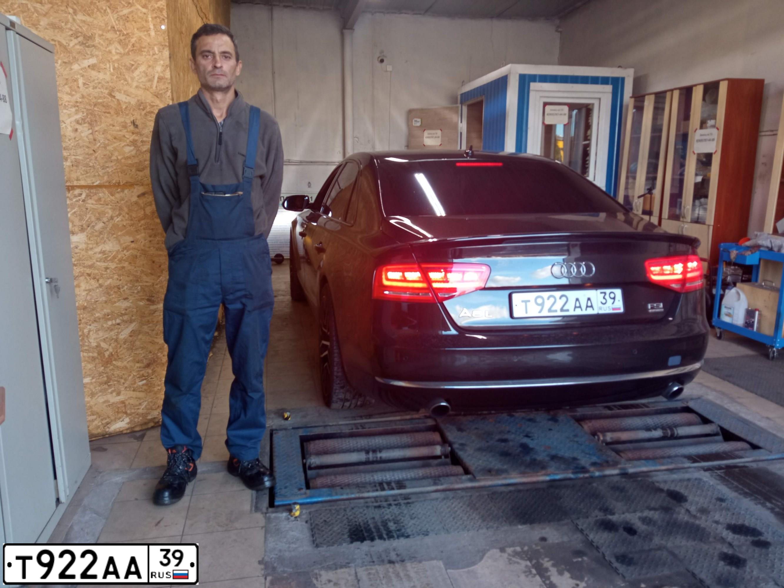 Фото автомобиля BMW 740, 2010 — госномер С096ХТ39. Цвет: синий