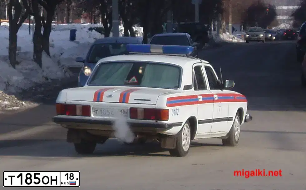 Фото автомобиля GAZ 3102 WOLGA, 2005 — госномер К764ОР18. Цвет: БЕЛЫЙ