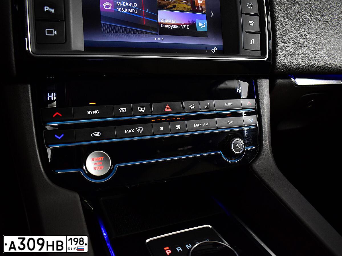 Фото автомобиля JAGUAR F-PACE, 2018 — госномер О889РМ198. Цвет: синий