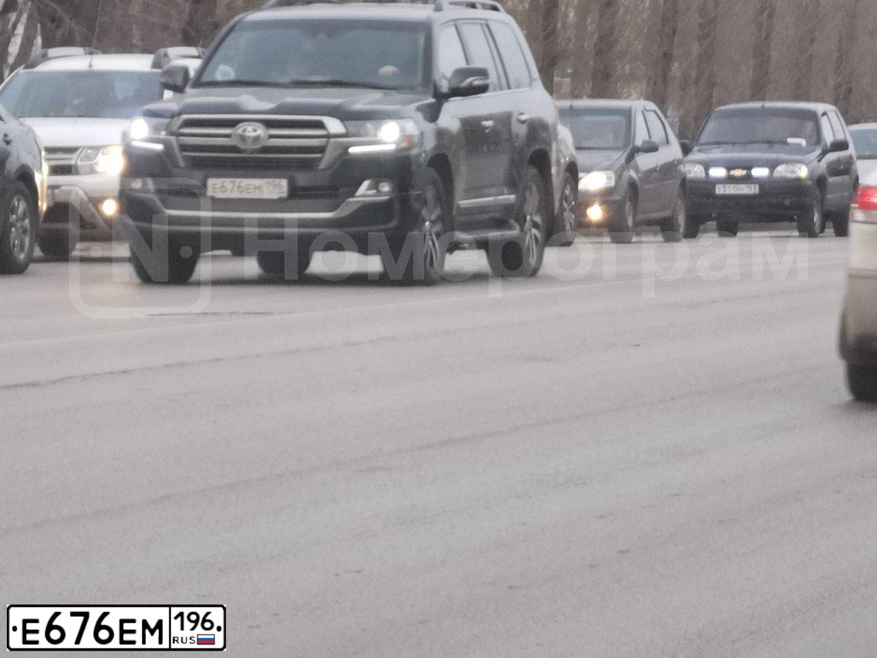 Фото автомобиля TOYOTA LANDCRUISER 200, 2018 — госномер Е676ЕМ196. Цвет: ЧЕРНЫЙ