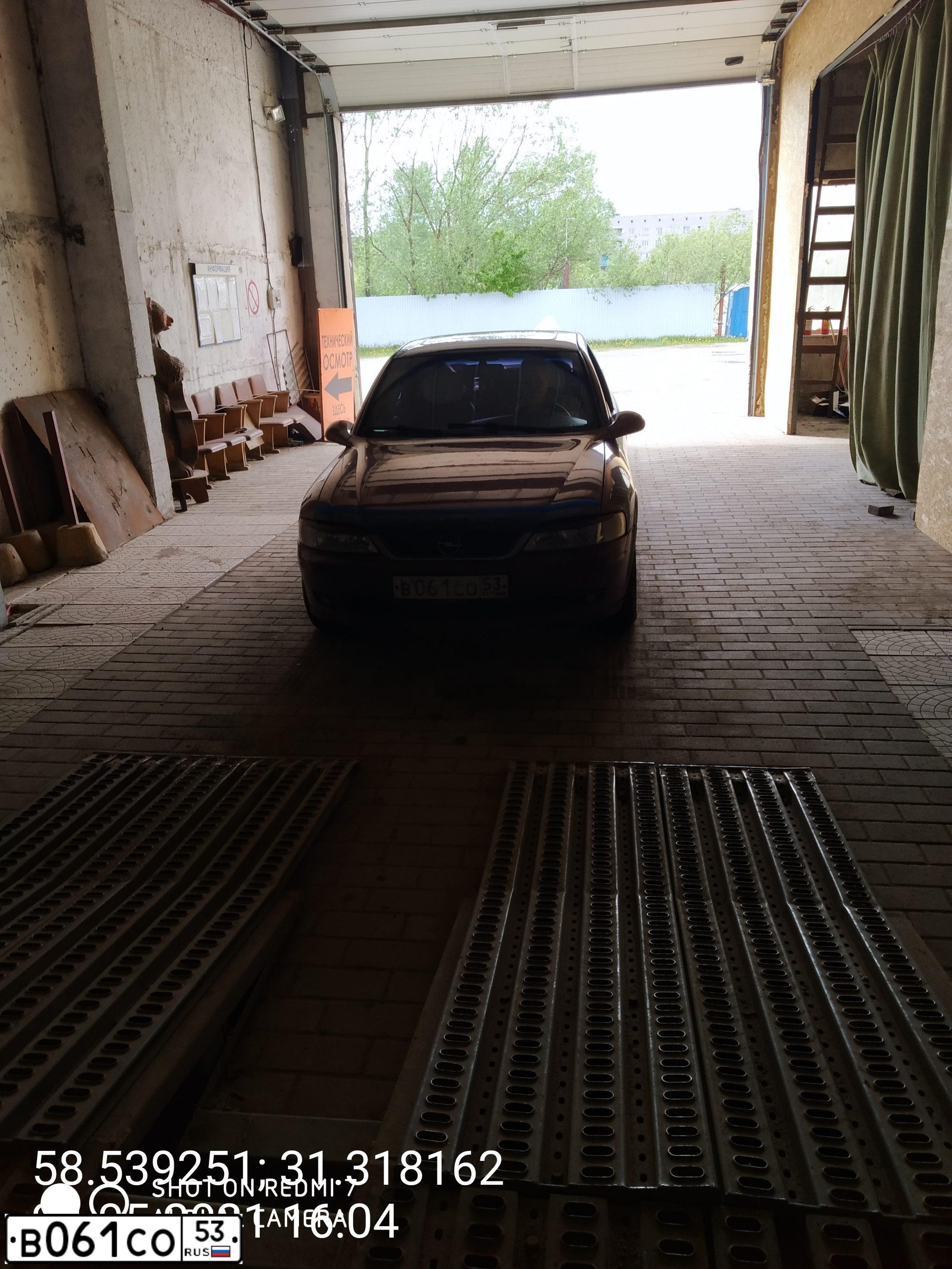 Фото автомобиля OPEL VECTRA, 1999 — госномер В061СО53. Цвет: БОРДОВЫЙ