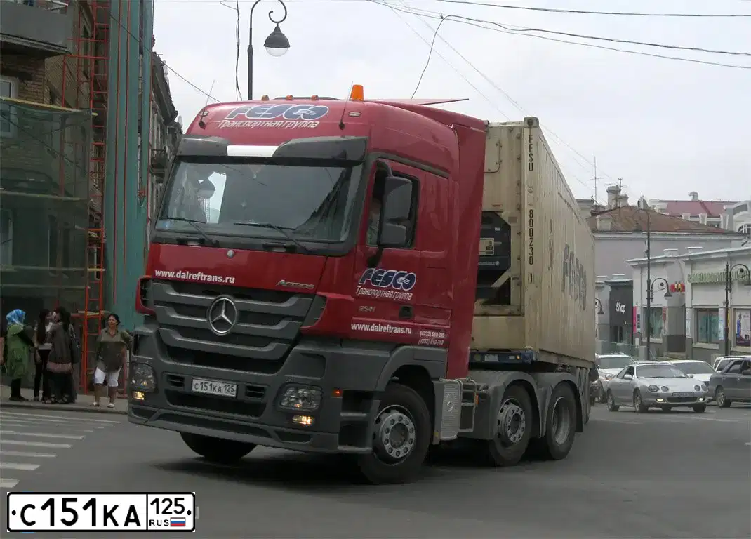 Фото автомобиля MERCEDES ACTROS, 2010 — госномер С151КА125. Цвет: Красный