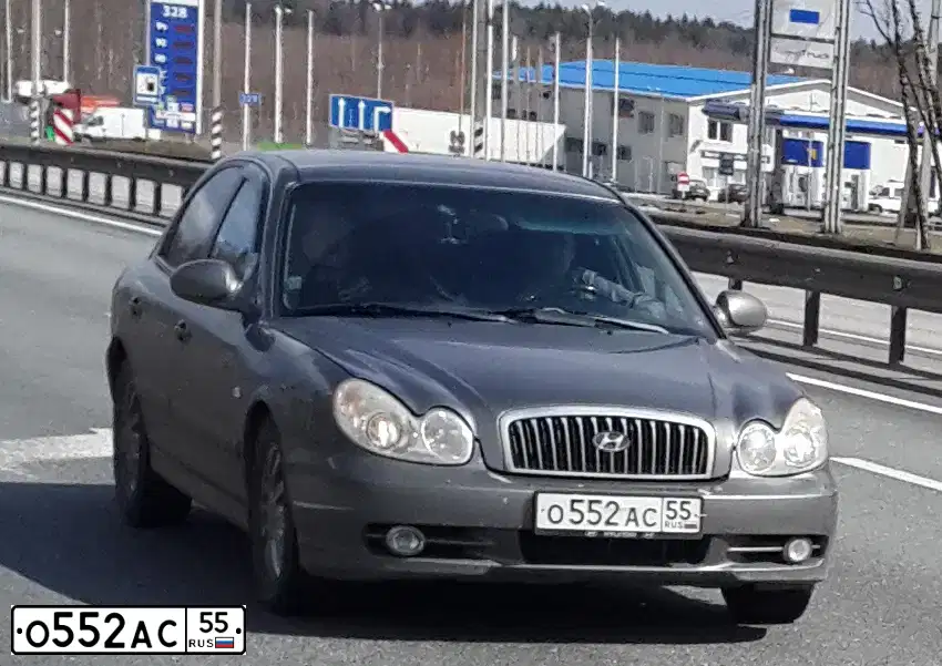 Фото автомобиля HYUNDAI SONATA, 2003 — госномер О552АС55. Цвет: ТЕМНО-СЕРЫЙ
