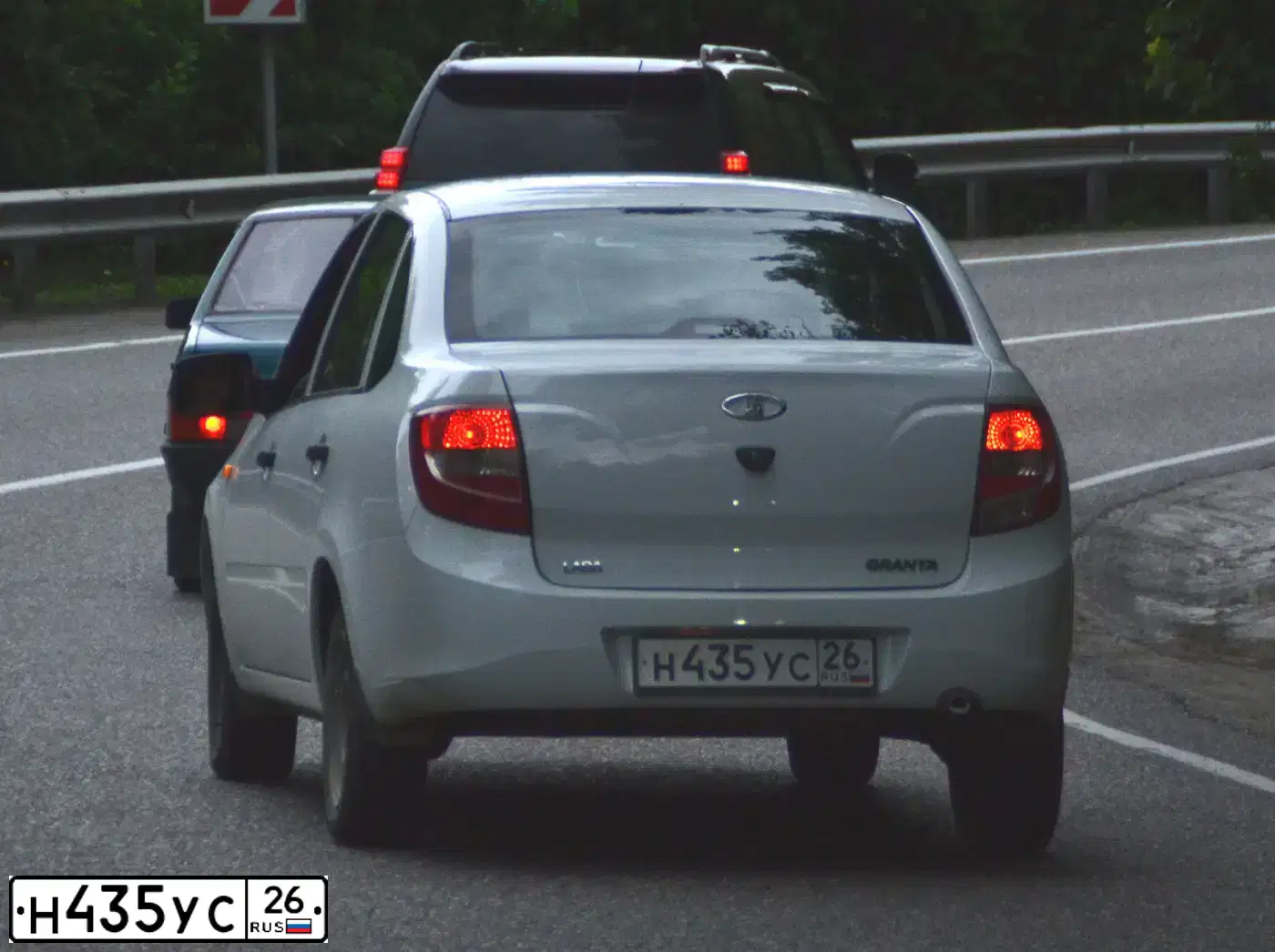 Фото автомобиля LADA 2190 GRANTA, 2012 — госномер Н435УС26. Цвет: Белый