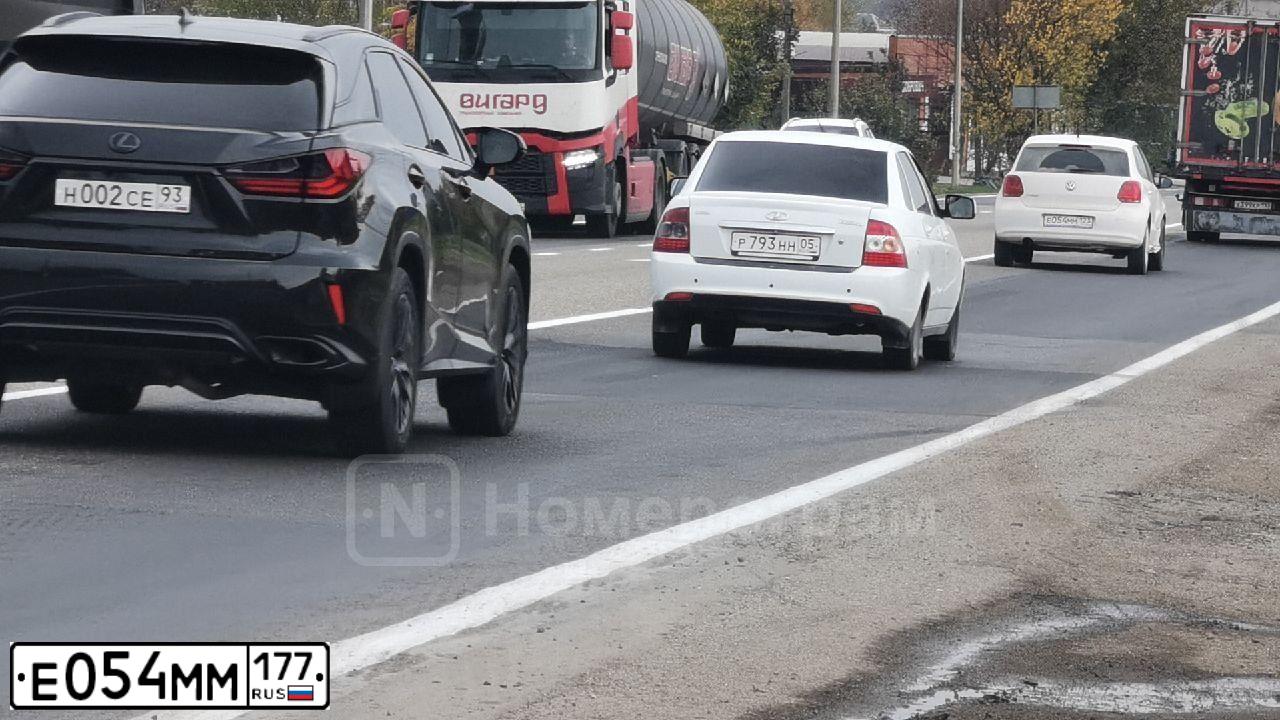 Фото автомобиля VOLKSWAGEN MULTIVAN, 2006 — госномер Е054ММ177. Цвет: ЧЕРНЫЙ
