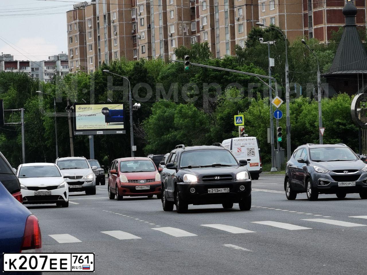Фото автомобиля KIA RIO, 2021 — госномер Е046НО30. Цвет: Белый