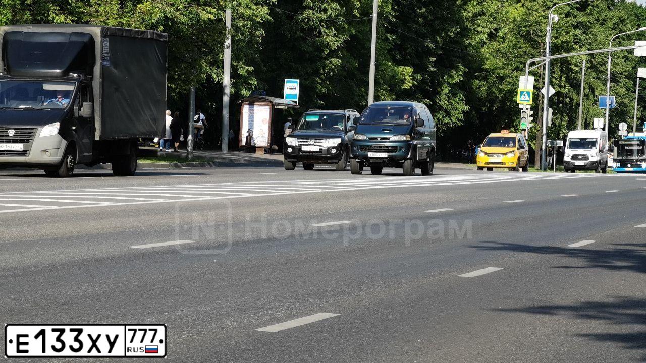 Фото автомобиля VOLKSWAGEN POLO, 2012 — госномер Е133ХУ777. Цвет: ВИШНЕВО-КРАСНЫЙ