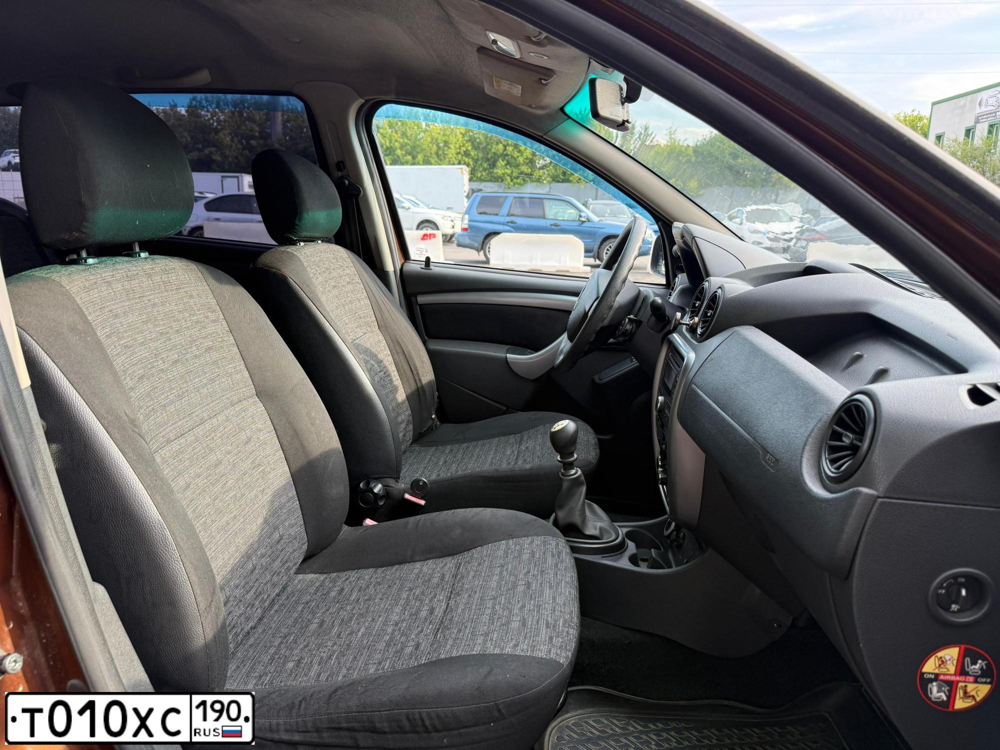 Фото автомобиля RENAULT DUSTER, 2012 — госномер Т010ХС190. Цвет: Коричневый
