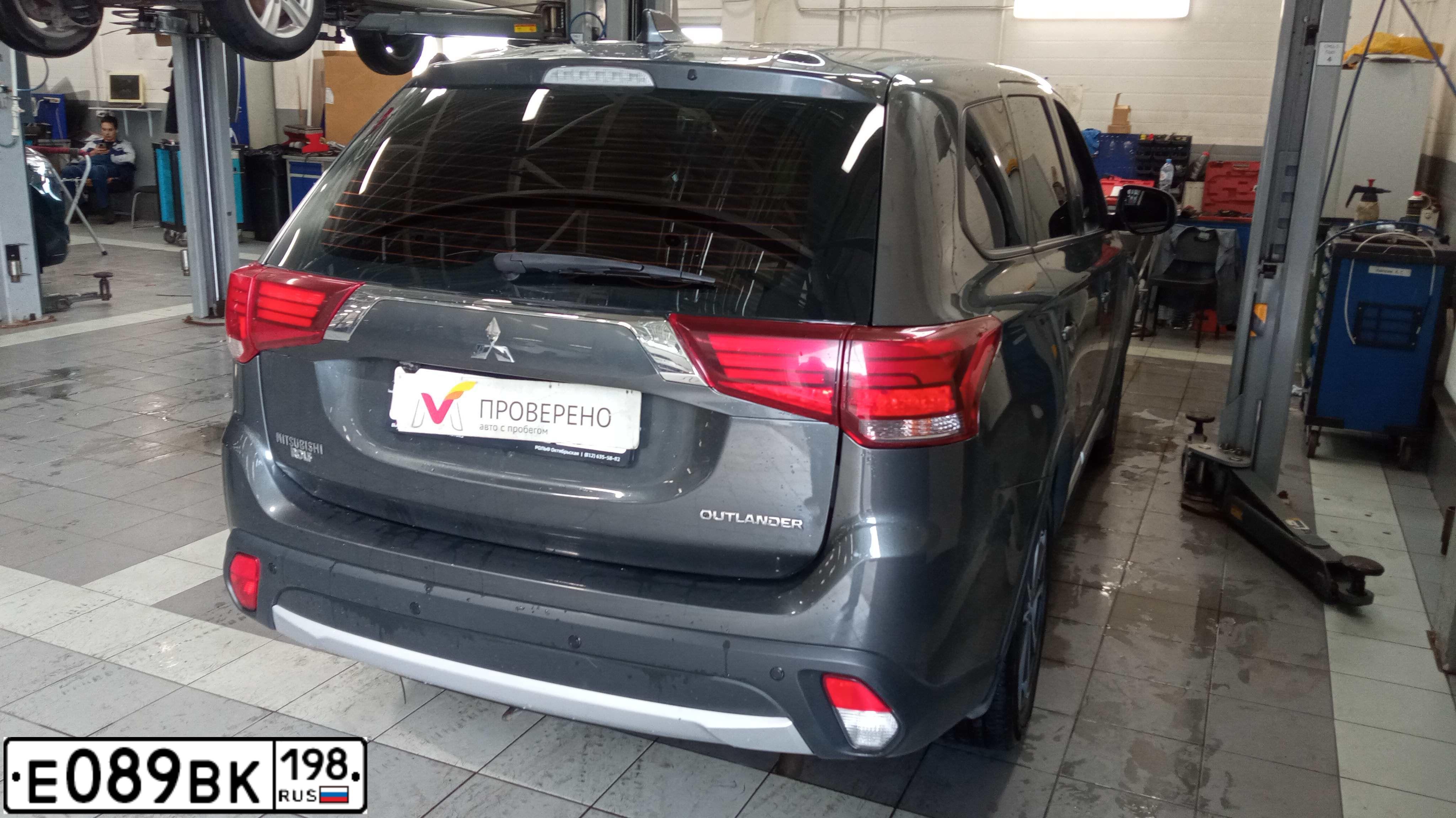 Фото автомобиля MITSUBISHI OUTLANDER, 2018 — госномер Е089ВК198. Цвет: Серый