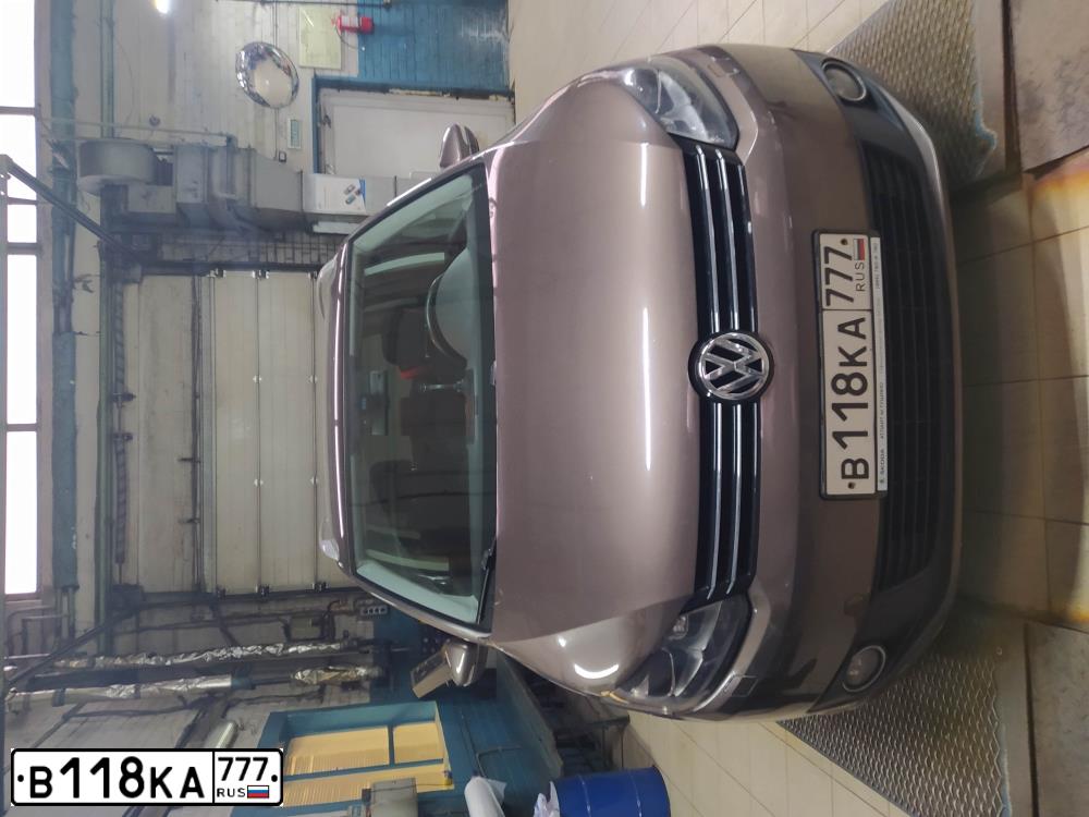 Фото автомобиля VOLKSWAGEN TOURAN, 2014 — госномер С380АР750. Цвет: Коричневый