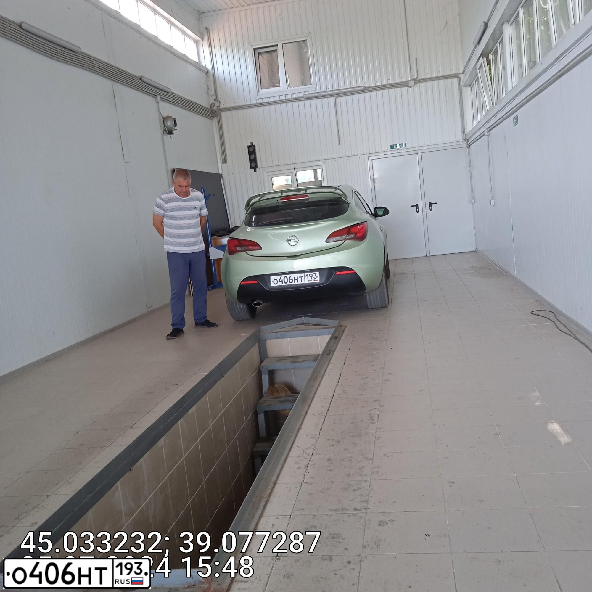 Фото автомобиля OPEL ASTRA, 2012 — госномер Н392НМ193. Цвет: МНОГОЦВЕТНЫЙ