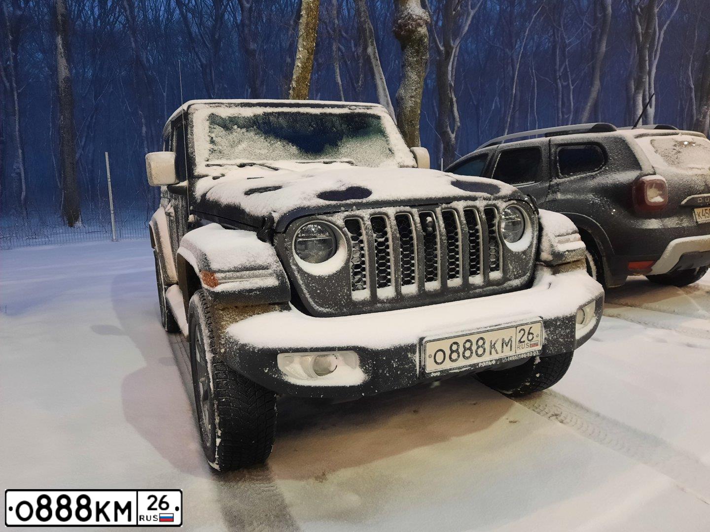Фото автомобиля JEEP WRANGLER, 2021 — госномер О888КМ26. Цвет: СЕРЫЙ