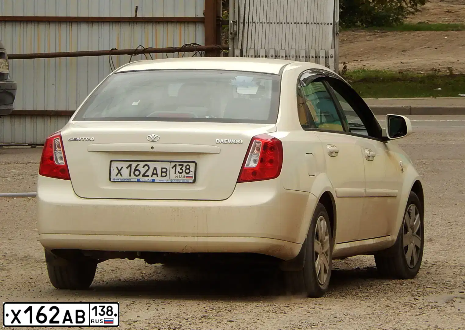 Фото автомобиля DAEWOO GENTRA, 2013 — госномер Х162АВ138. Цвет: МОЛОЧНЫЙ