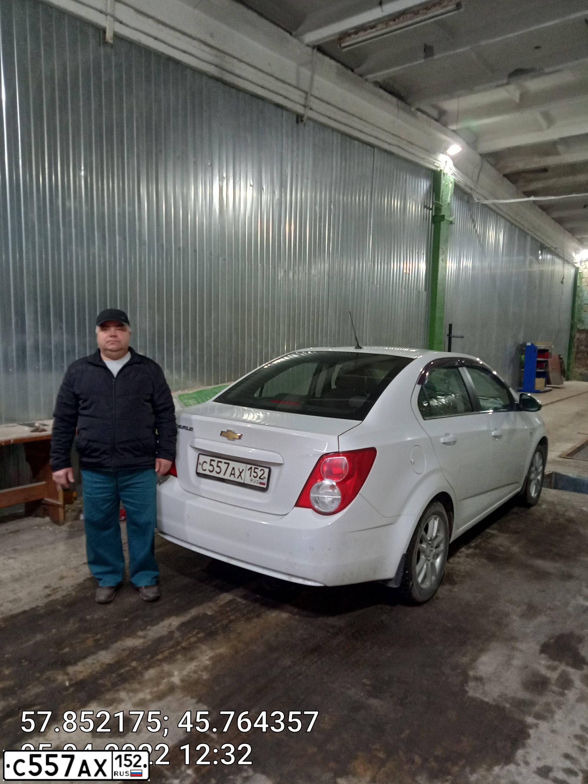 Фото автомобиля CHEVROLET AVEO, 2012 — госномер С557АХ152. Цвет: Белый