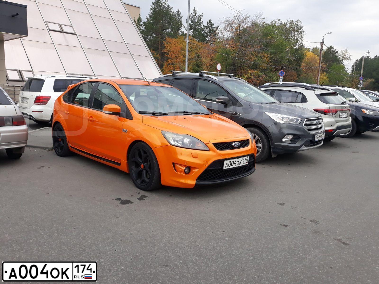 Фото автомобиля FORD FOCUS, 2008 — госномер А004ОК174. Цвет: ОРАНЖЕВЫЙ