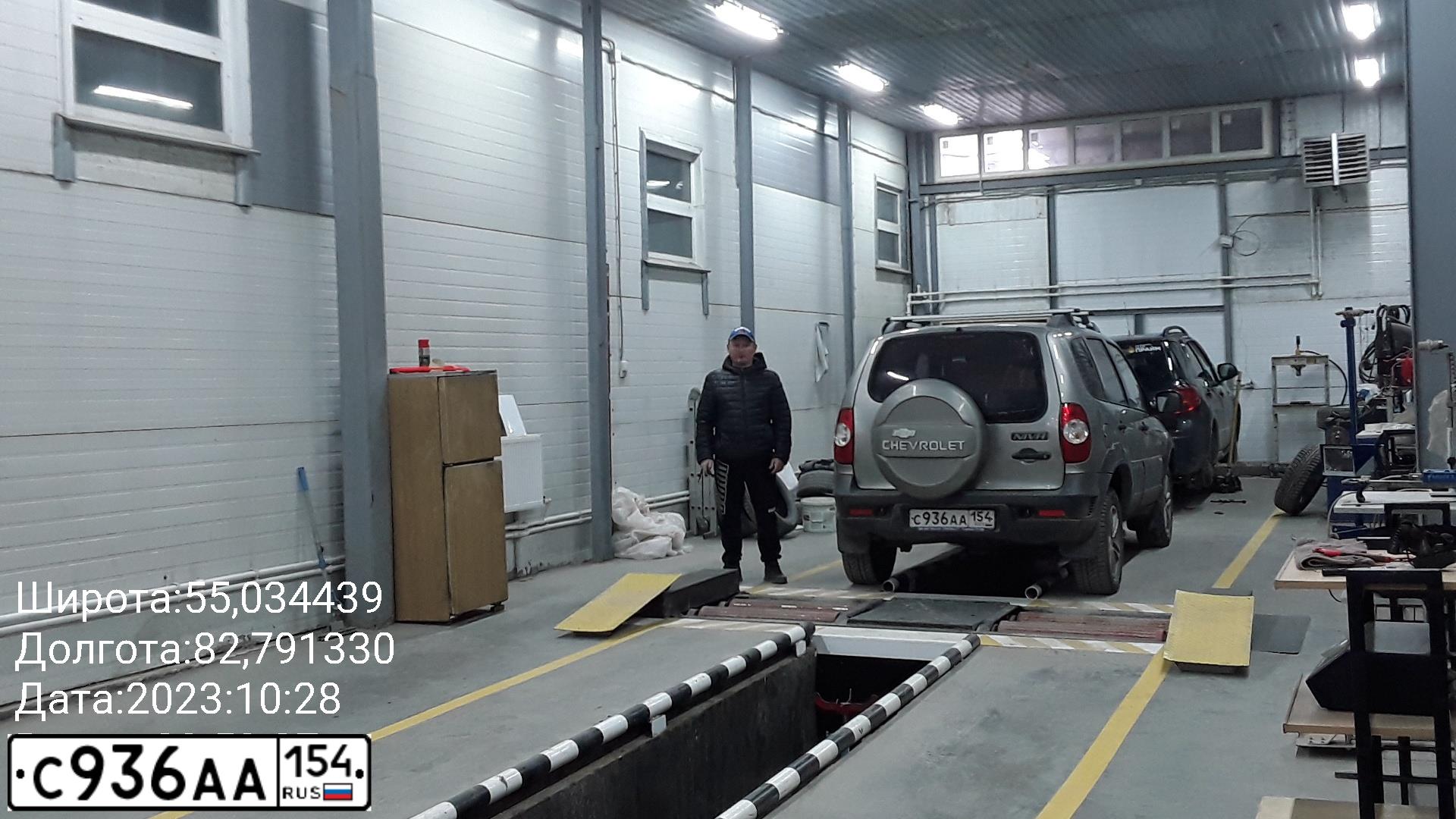 Фото автомобиля CHEVROLET NIVA, 2013 — госномер С936АА154. Цвет: СЕРО КОРИЧНЕВЫЙ МЕТАЛЛИК