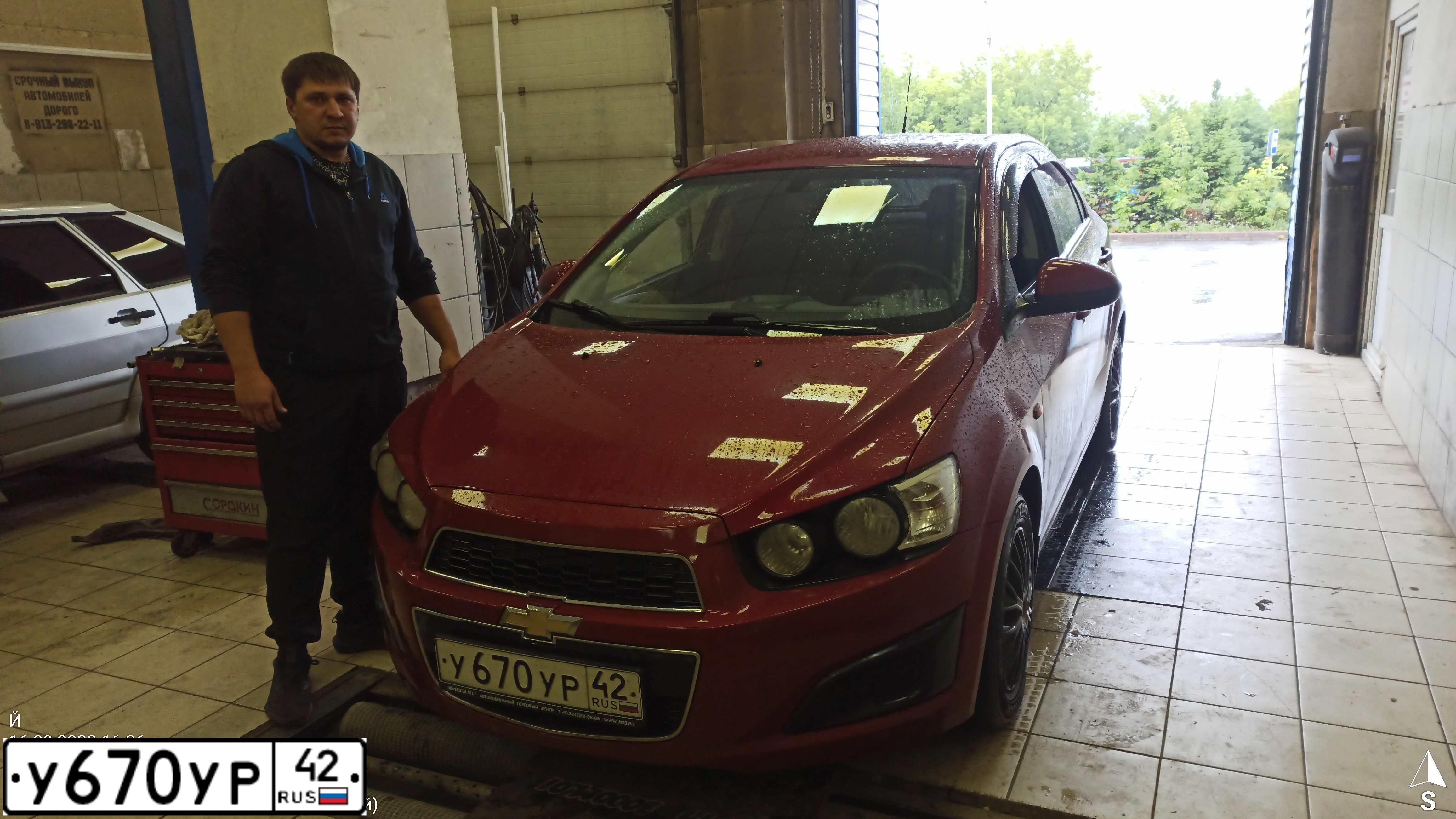 Фото автомобиля CHEVROLET AVEO, 2015 — госномер У670УР42. Цвет: КРАСНЫЙ МЕТАЛЛИК
