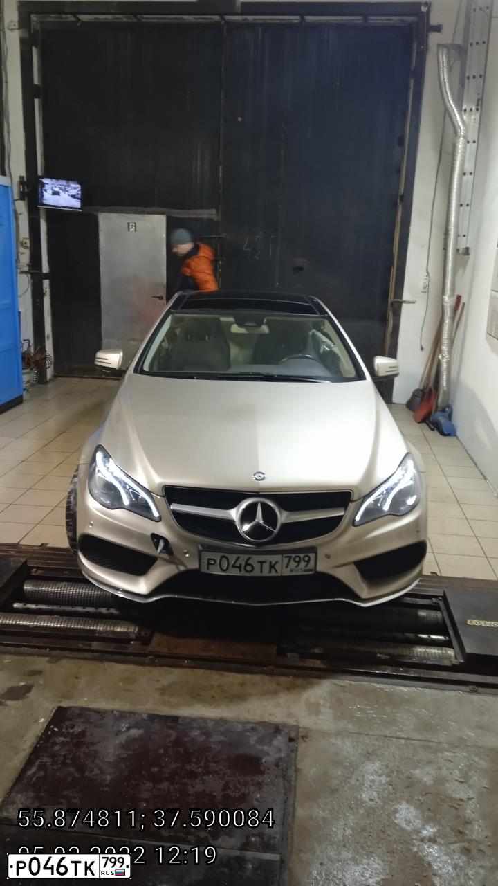 Фото автомобиля MERCEDES E-KLASSE, 2016 — госномер Р046ТК799. Цвет: Серебристо-Желтый