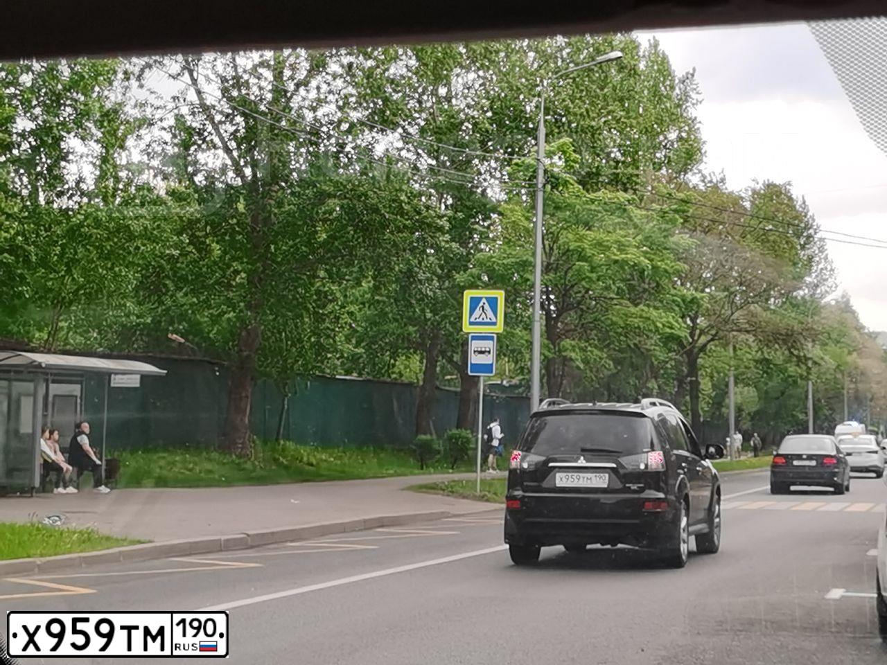 Фото автомобиля MITSUBISHI OUTLANDER, 2012 — госномер Х959ТМ190. Цвет: ЧЕРНЫЙ