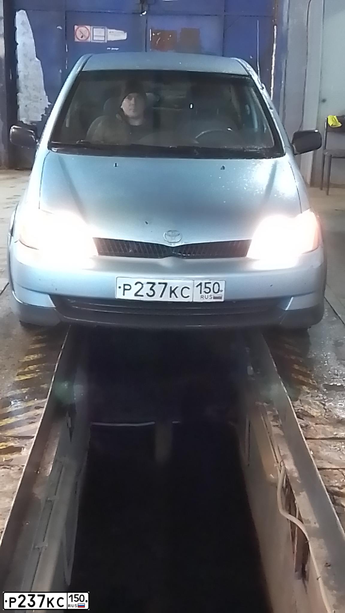 Фото автомобиля TOYOTA ECHO, 2001 — госномер Р237КС150. Цвет: СИНИЙ СВЕТЛО-СИНИЙ