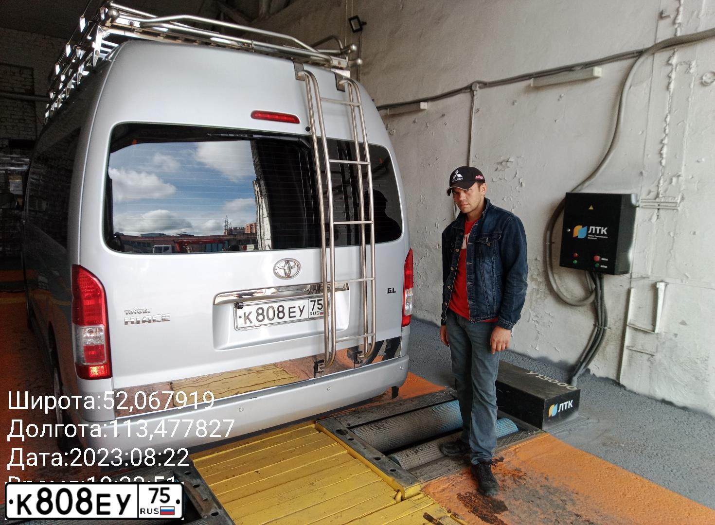 Фото автомобиля TOYOTA HIACE, 2014 — госномер К808ЕУ75. Цвет: СЕРЕБРИСТЫЙ