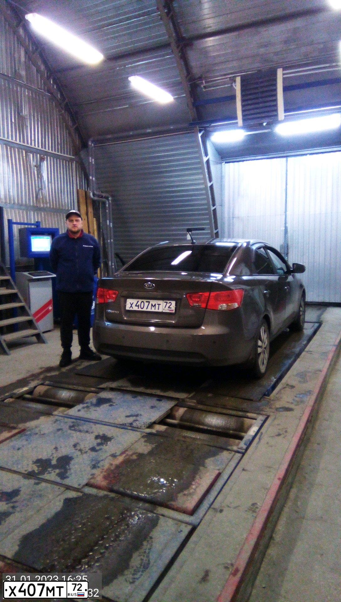 Фото автомобиля KIA CERATO, 2012 — госномер Е777МТ72. Цвет: БЕЖЕВЫЙ