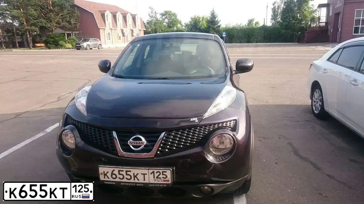 Фото автомобиля NISSAN JUKE, 2013 — госномер К655КТ125. Цвет: ФИОЛЕТОВЫЙ